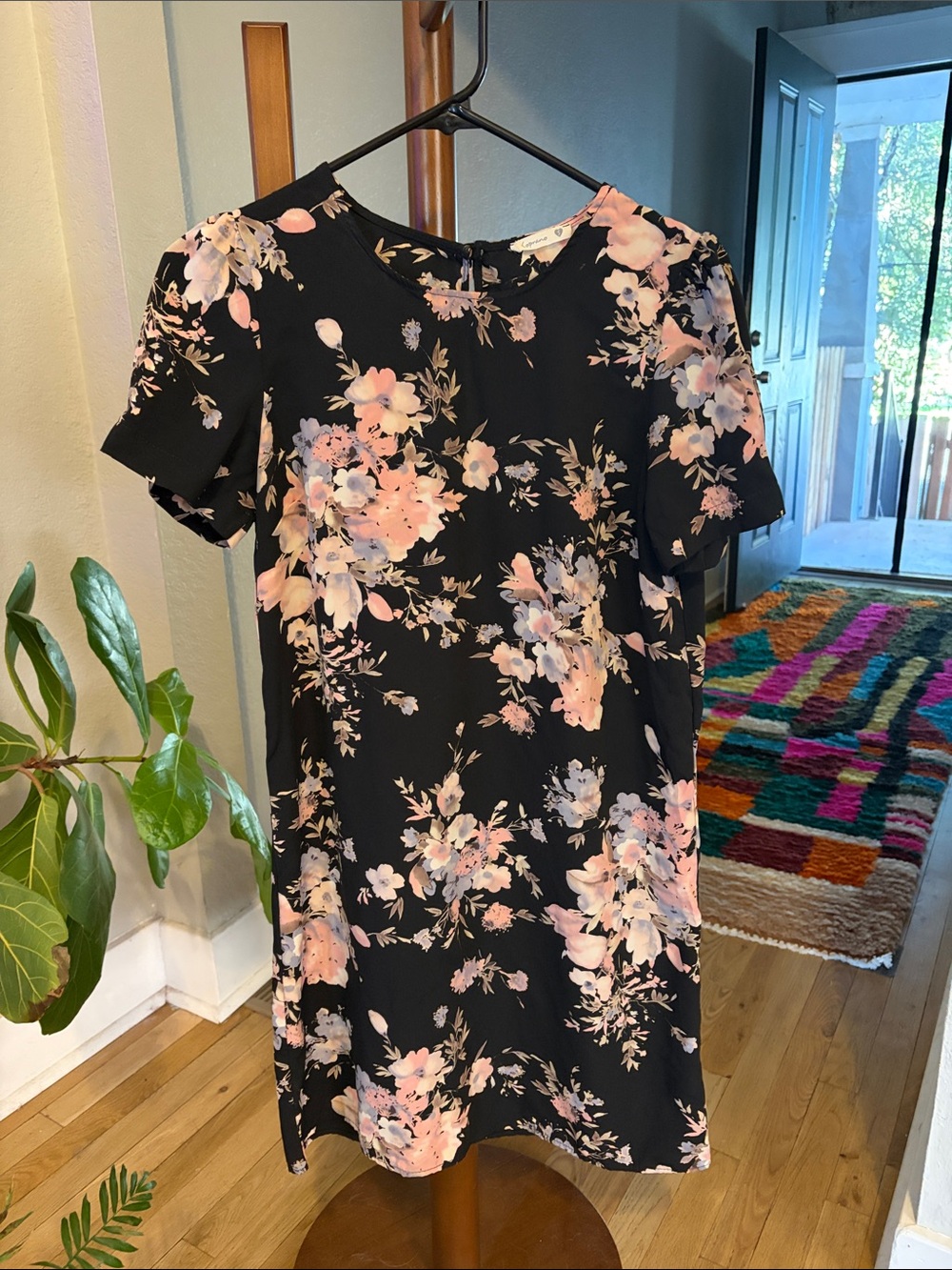Soprano Black Floral Short-Sleeve Shift Dress